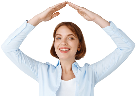 Chica sonriendo haciendo con los brazos la forma de una casa